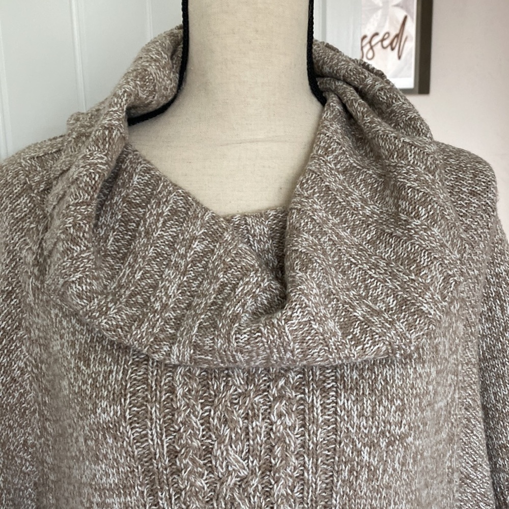 Beautiful poncho sweater - Picture 2 of 7